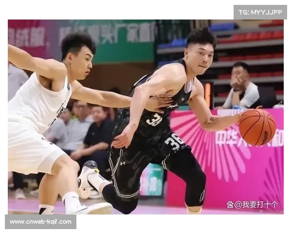 更衣室内，伊萨克左腿敷着冰袋，手机屏幕上满是祝福信息